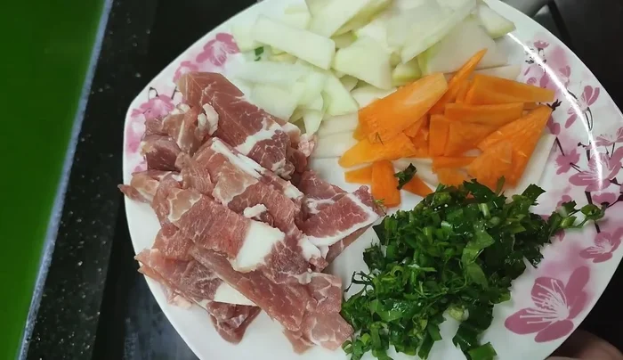 Dùng mỡ lợn (ít tóc mỡ) để xào. Mỡ lợn nóng lên rồi thì cho thịt vào xào trước.