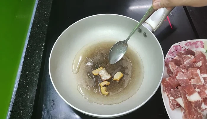 Có thể phi thêm hành tỏi nếu muốn, không thì dùng rau thơm sau để món ăn thơm.