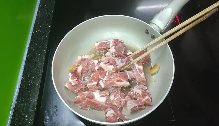 Thêm muối, hạt nêm, dầu hào (nếu dùng) vào xào cùng với thịt.