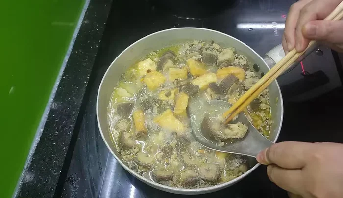 Nếu muốn canh sánh mịn hơn, có thể xay nhuyễn một phần chuối trước khi cho vào nấu.