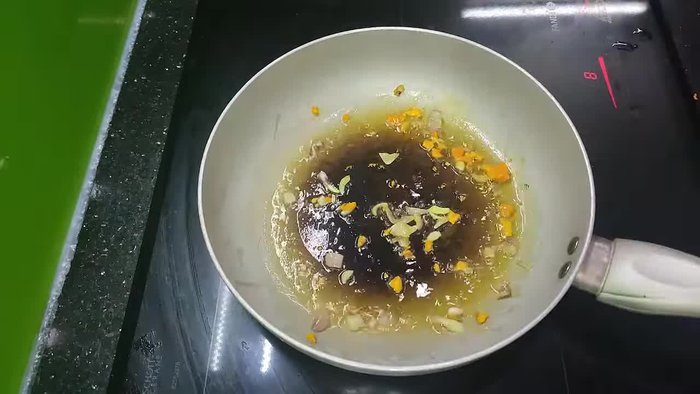 Phi thơm hành tím, tỏi và nghệ đập dập.