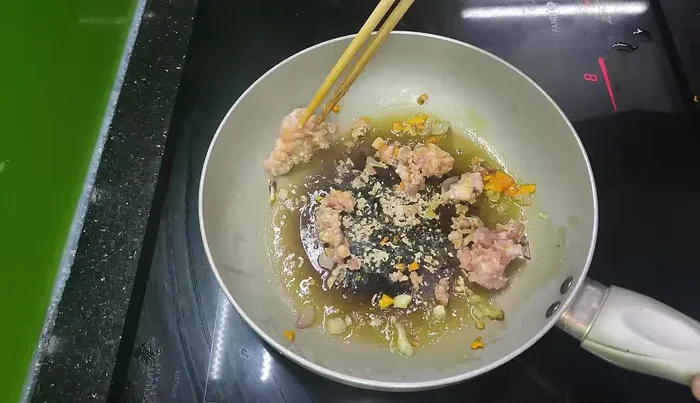 Xào thịt ba chỉ (hoặc thịt băm) cùng hành, tỏi, nghệ cho đến khi săn lại.