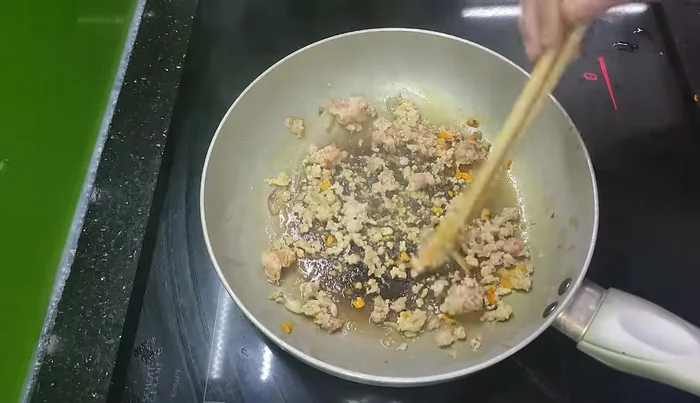 Cho đậu vào xào cùng. Cho nhiều đậu để món ăn thơm hơn.