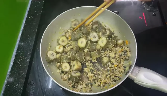 Cho ốc đã rửa sạch và để ráo nước vào xào cùng.