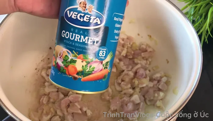 Nêm 1 muỗng cà phê bột nêm chay và 1 muỗng cà phê muối.