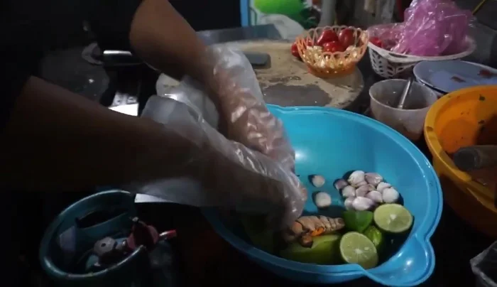 Xếp cà chua, hành khô, tỏi khô lên trên cá.