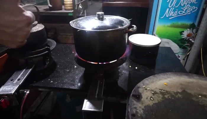 Cho bia vào nồi hấp.