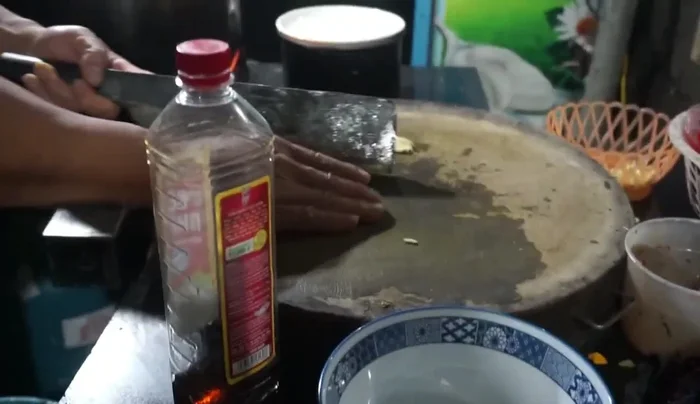Pha nước chấm: mắm, chanh, ớt.