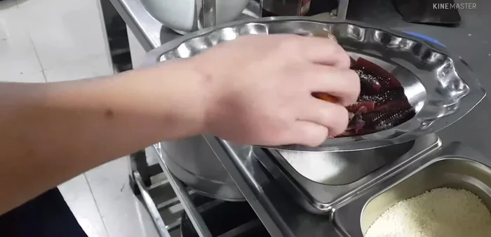 Thêm sa tế nếu thích ăn cay. (106.85)