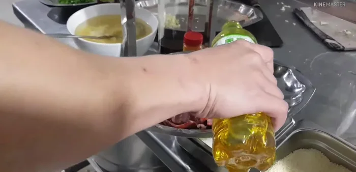 Thêm nghệ tươi xay nhuyễn để tạo màu. (119.969)