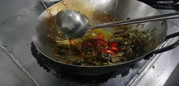 Thêm sả, ớt vào xào cùng. (211.359)