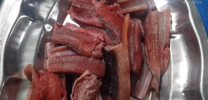 Nếu mua lươn đã làm sẵn, cắt khúc vừa ăn. (72.479)