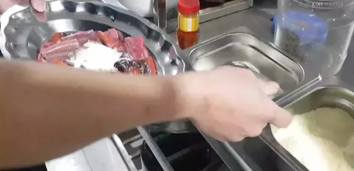 Ướp lươn với đường, mì chính, hạt nêm, tiêu. (94.32)
