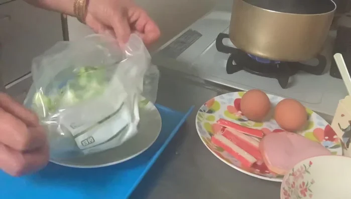 Trộn xà lách với ½ muỗng cà phê muối.