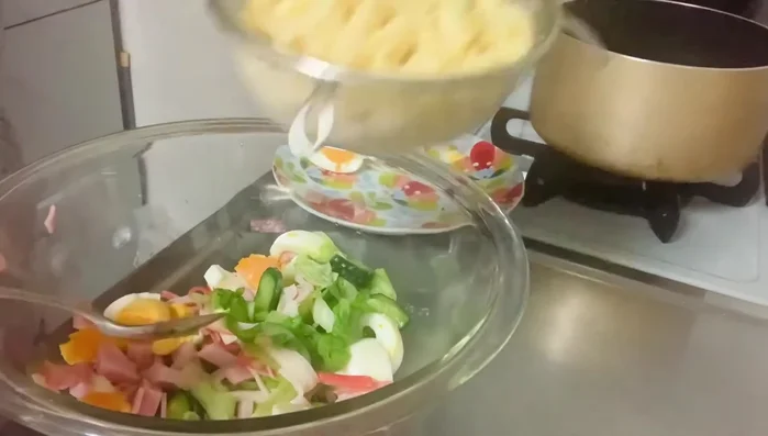 Cho phần xà lách, dưa leo, giăm bông, trứng gà còn lại lên trên cùng để trang trí.