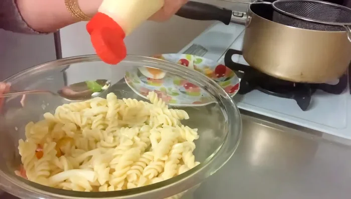 Cho 4 muỗng mayonnaise, tiêu xay, và mù tạt (nếu dùng) vào trộn đều.