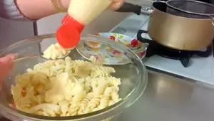 Cách làm Nui trộn sốt Mayonnaise ngon tuyệt cho bé