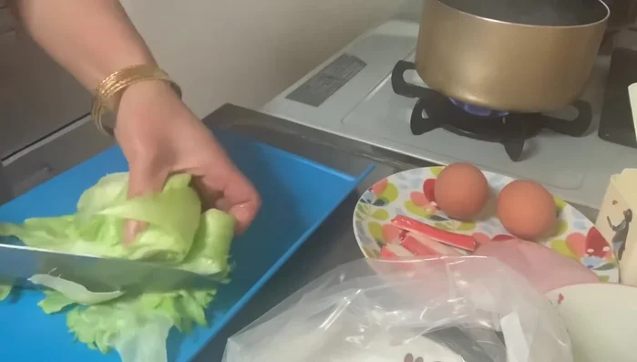 Cắt nhỏ xà lách, dưa leo và giăm bông.