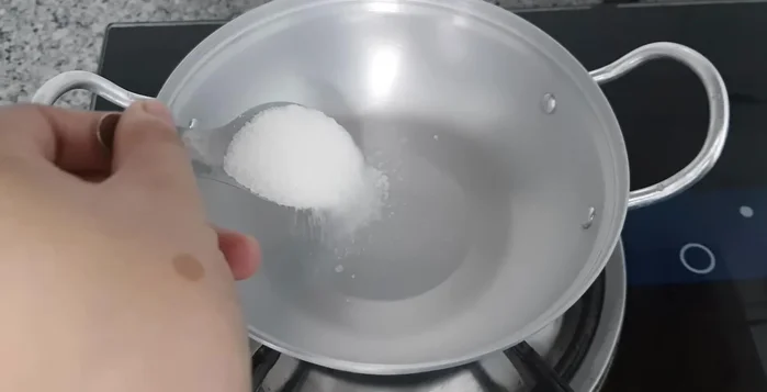 Caramelize đường cho đến khi có màu đỏ và hơi bốc khói.