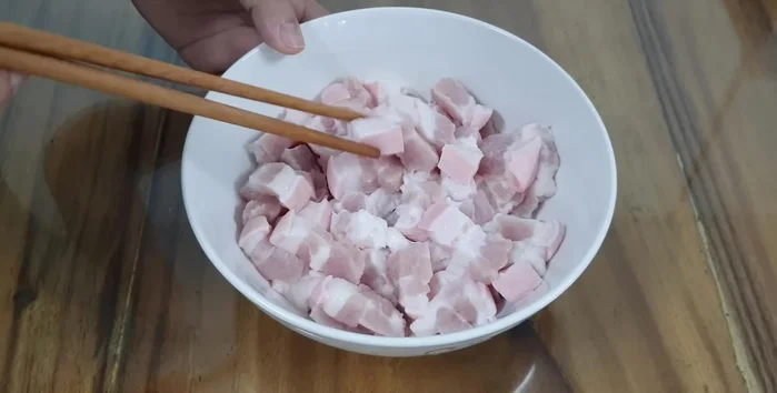 Rửa sạch thịt ba rọi với nước giấm muối, sau đó cắt thành miếng vừa ăn.