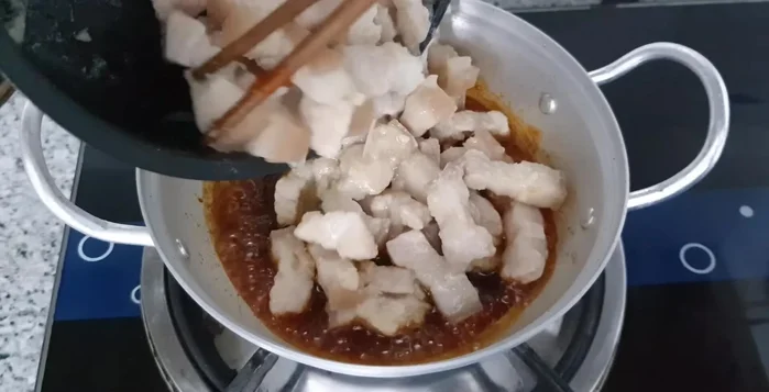 Cho thịt đã xào vào nồi, thêm nước dừa tươi (hoặc nước lọc nếu không có nước dừa).