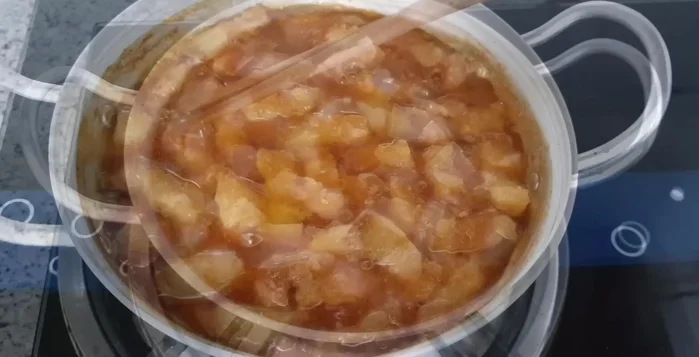 Đun lửa nhỏ cho thịt kho mềm, ngấm gia vị. Nếu muốn nước kho sánh lại, đun thêm một thời gian nữa.