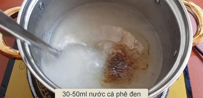 Cho 30-50ml nước cốt cà phê vào, khuấy đều. Điều chỉnh lượng cà phê theo khẩu vị.