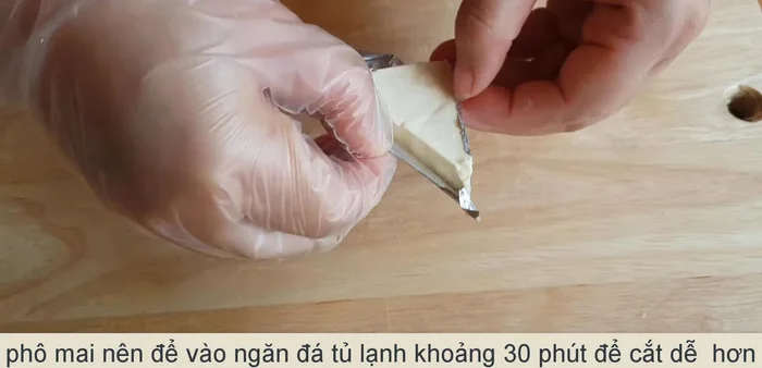 Cắt nhỏ 5 viên phô mai con bò cười thành 10-12 phần (tùy chỉnh lượng phô mai theo sở thích).