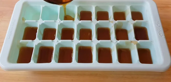 Cho một ít nước rau câu vào khuôn, xếp phô mai vào giữa, sau đó đổ thêm nước rau câu cho đầy khuôn.