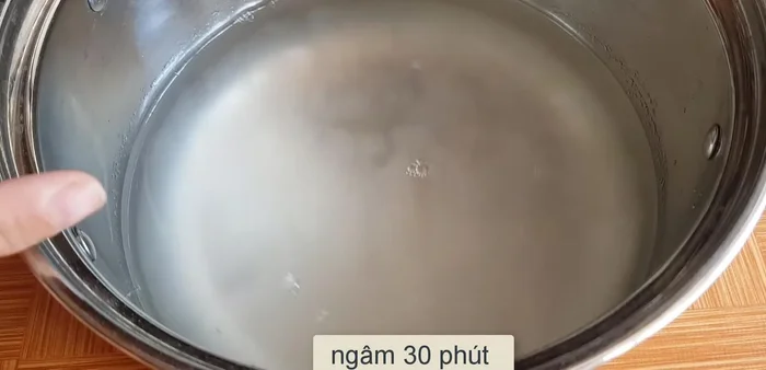 Ngâm bột rau câu trong 800ml nước khoảng 30 phút cho nở.