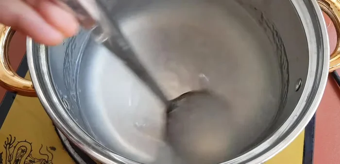 Cho nồi nước rau câu lên bếp đun lửa vừa, khuấy đều tay cho đến khi sôi.