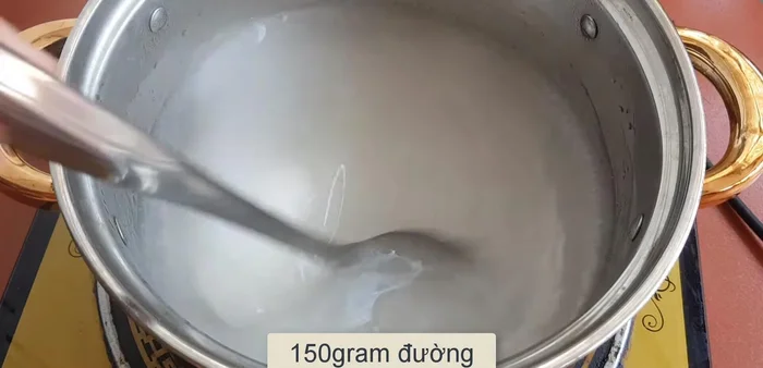 Thêm 150g đường vào, khuấy đều cho tan hoàn toàn. Giảm lửa nhỏ, đun thêm 5 phút cho bột rau câu chín.