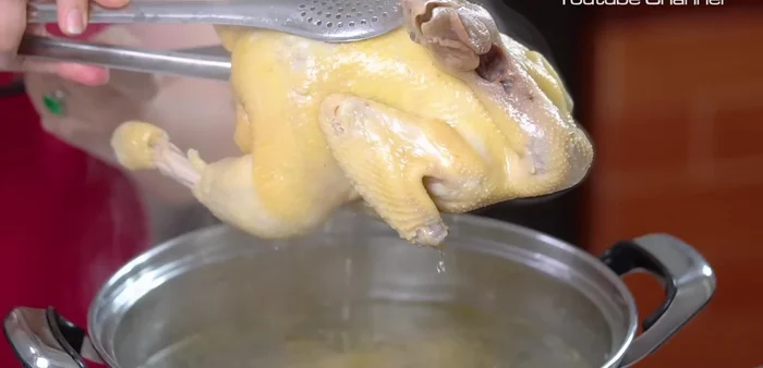Vớt gà ra, ngâm vào nước đá để thịt săn chắc, da giòn.