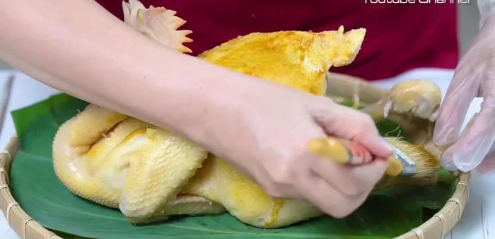 (Tùy chọn) Phết bột nghệ lên da gà, để 15 phút rồi xối nước sôi để nguội.