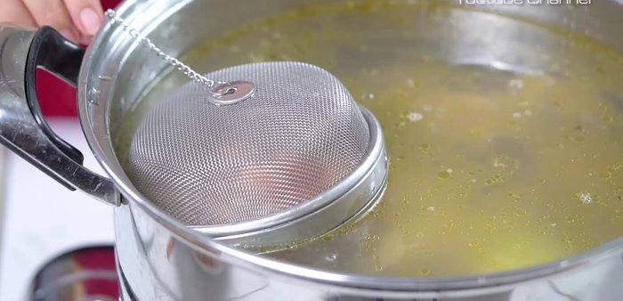 Luộc trứng gà non 5 phút.
