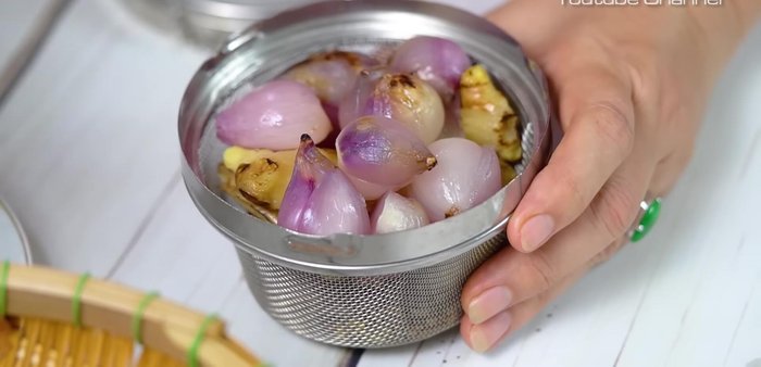 Cho gia vị rang vào túi vải, cùng với hành tím, gừng, vỏ chanh, ngò rí vào nồi nước dùng, hầm thêm 40 phút.