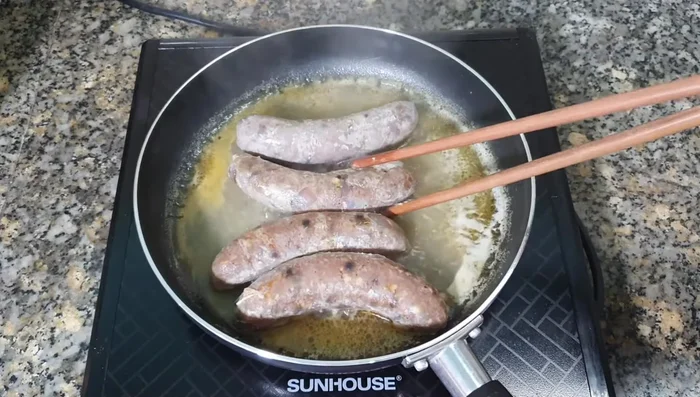 Đun khoảng 5 phút, trở mặt lạp xưởng. Tiếp tục đun 15 phút nữa. (98.69, 103.73)