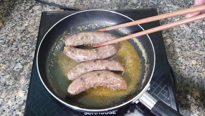 Khi nước gần cạn, trở mặt lạp xưởng liên tục cho đến khi vàng đều các mặt. (116.2, 124.149)