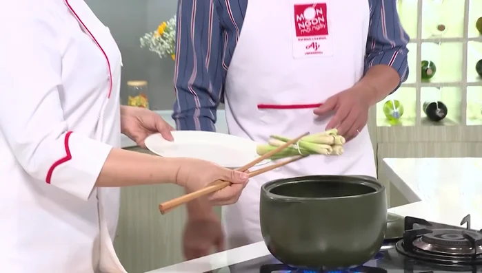 Nấu bắp bò: Cho bắp bò vào nồi với 3 lít nước, đun khoảng 20-30 phút cho mềm.