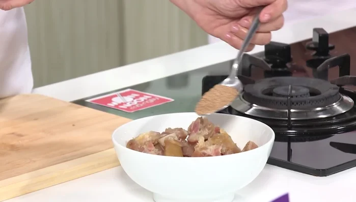 Ướp gân bò: Ướp gân bò với 1 muỗng canh gia vị nêm sẵn Aji-Quick bún bò Huế.