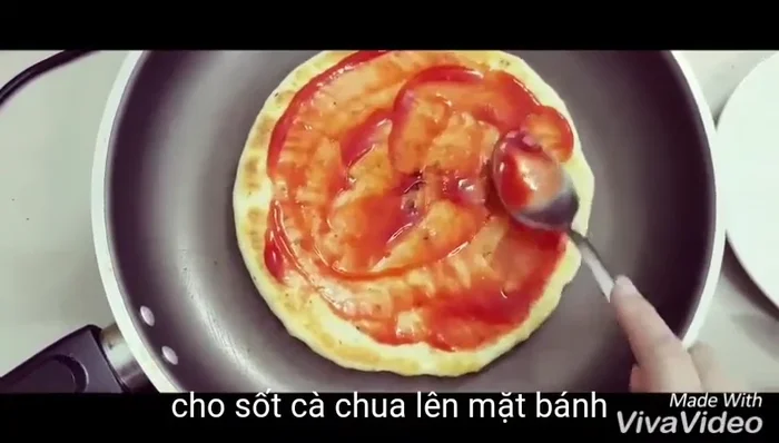 Phết sốt cà chua lên trên mặt bánh.