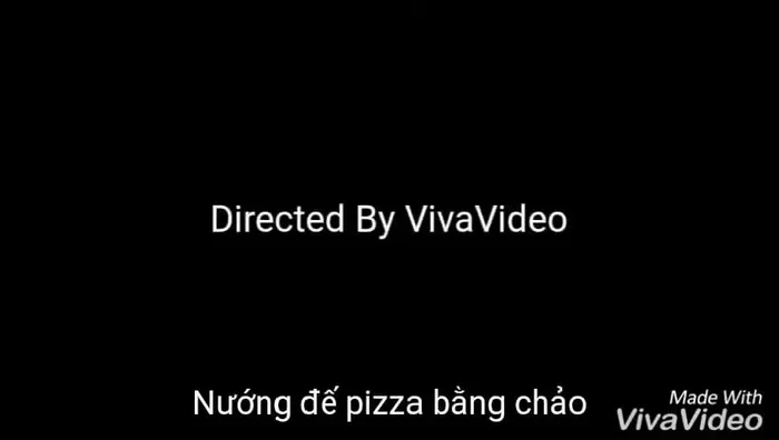 Chuẩn bị bột bánh pizza: Trộn bột mì, men nở, muối, dầu ô liu và nước ấm để tạo thành một hỗn hợp bột mềm dẻo.