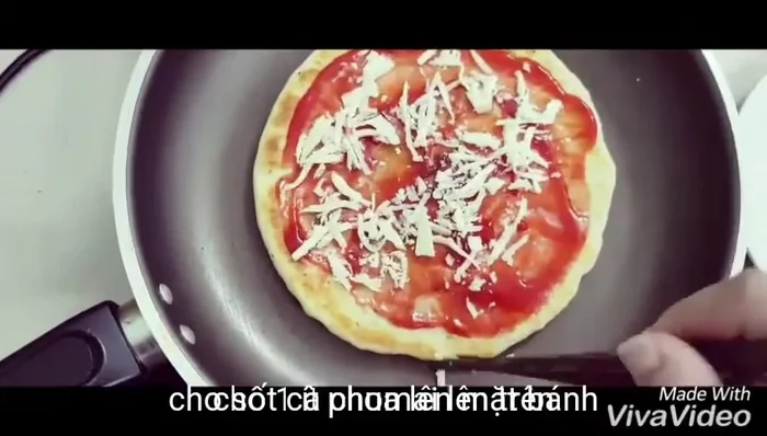 Rắc phô mai mozzarella lên trên cùng.