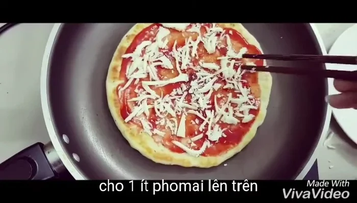 Đặt chảo lên bếp, làm nóng chảo ở lửa vừa.