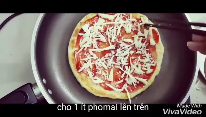 Cho bánh pizza vào chảo và nướng khoảng 5-7 phút mỗi mặt hoặc cho đến khi vỏ bánh vàng giòn và phô mai chảy tan.