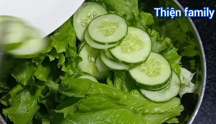 Cho dưa leo, xà lách, hành tây vào bát lớn.