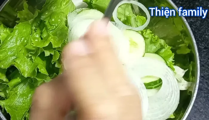 Đổ nước sốt vào, trộn đều bằng đũa (không dùng tay để tránh làm xẹp xà lách).