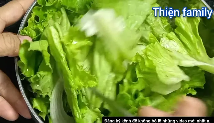 Để xà lách trong bát, trộn đều 5 phút/lần, tổng cộng 15 phút để xà lách thấm đều.