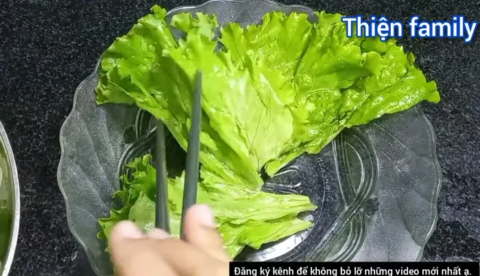 Cho xà lách ra đĩa, xếp dưa leo, hành tây lên trên, cuối cùng là cà chua.