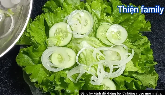Tưới đều nước sốt còn lại lên trên.